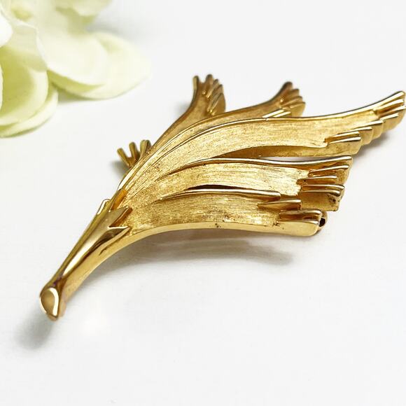 Crown Trifari 1960's Textured Gold Tone Leaf Brooch - Picture 3 of 6